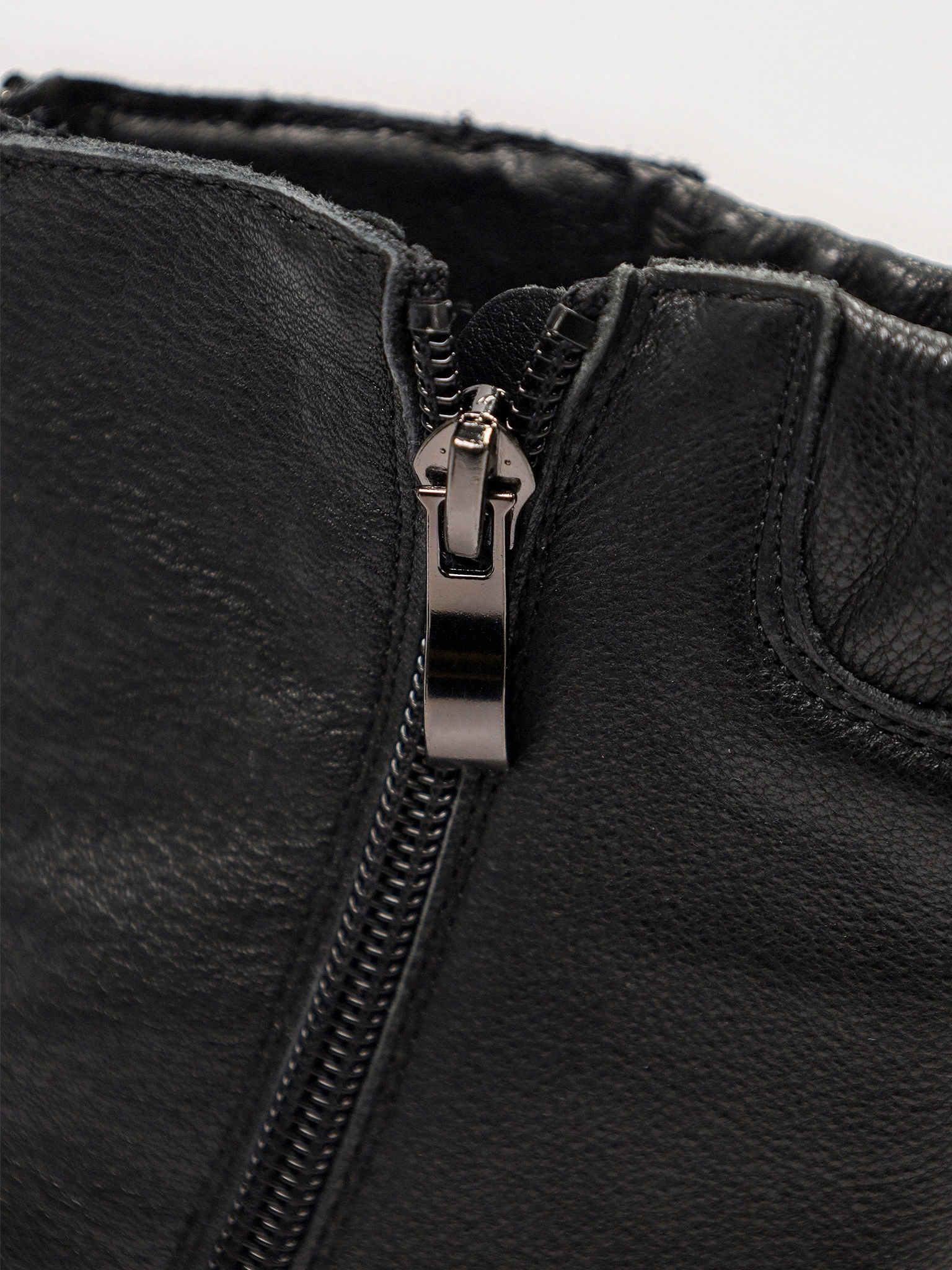 Ботинки черного цвета с декоративным замком спереди